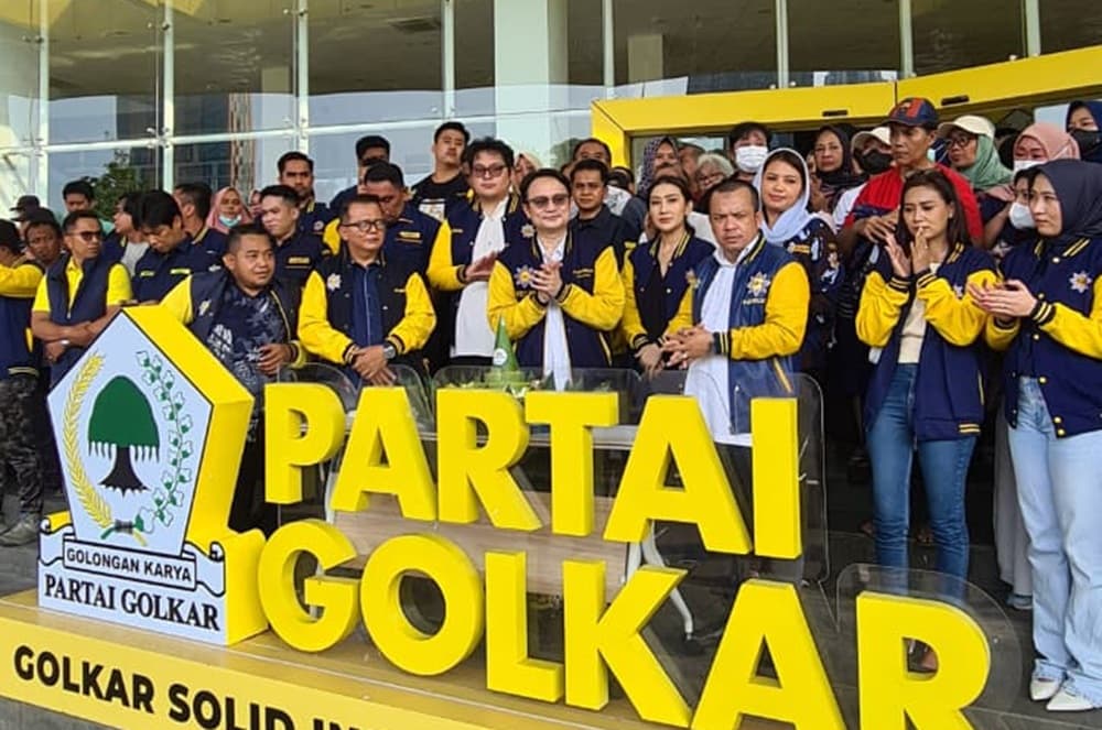 Ikuti Arahan Ketum Bahlil Soal Transformasi Kantor Golkar Jadi Rumah Aspirasi, AMPI Rayakan HUT ke-48 Bersama Warga di Kantor Golkar