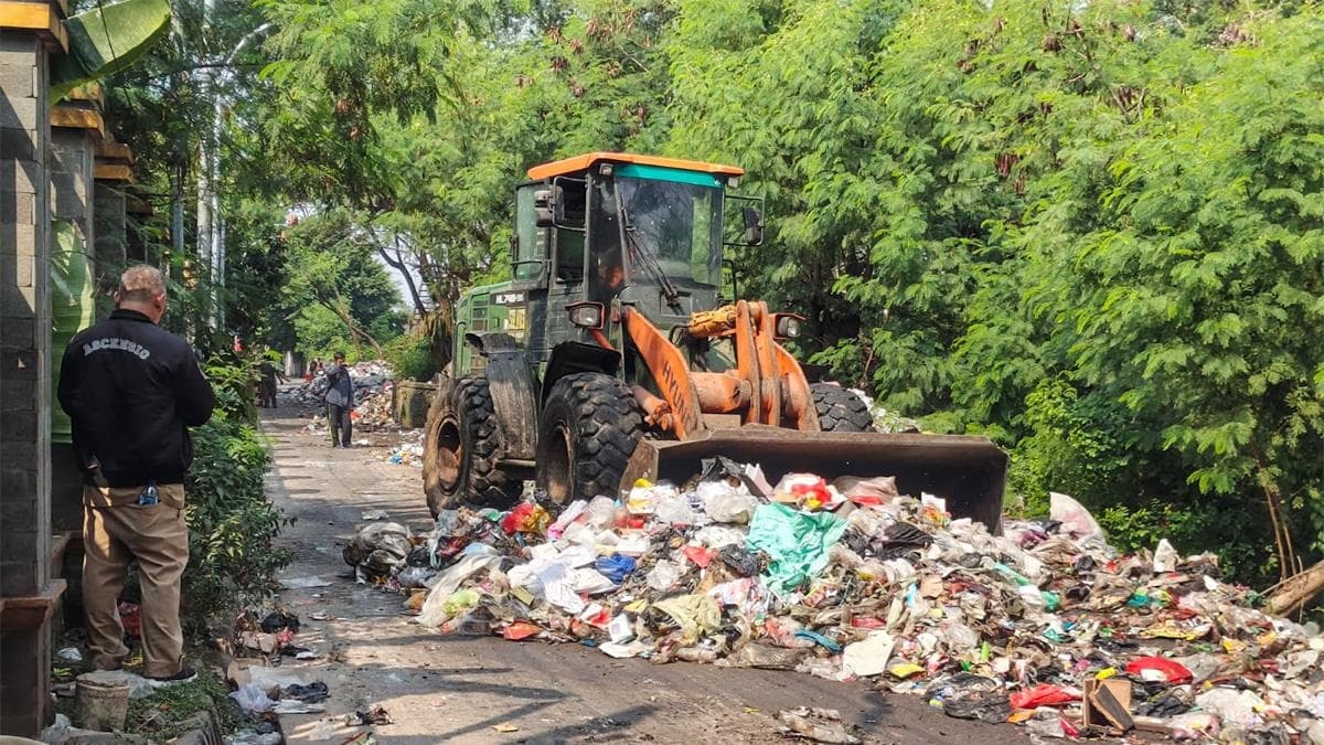 Tumpukan Sampah Tutupi Jalan di Cakung, Akses Warga Terganggu