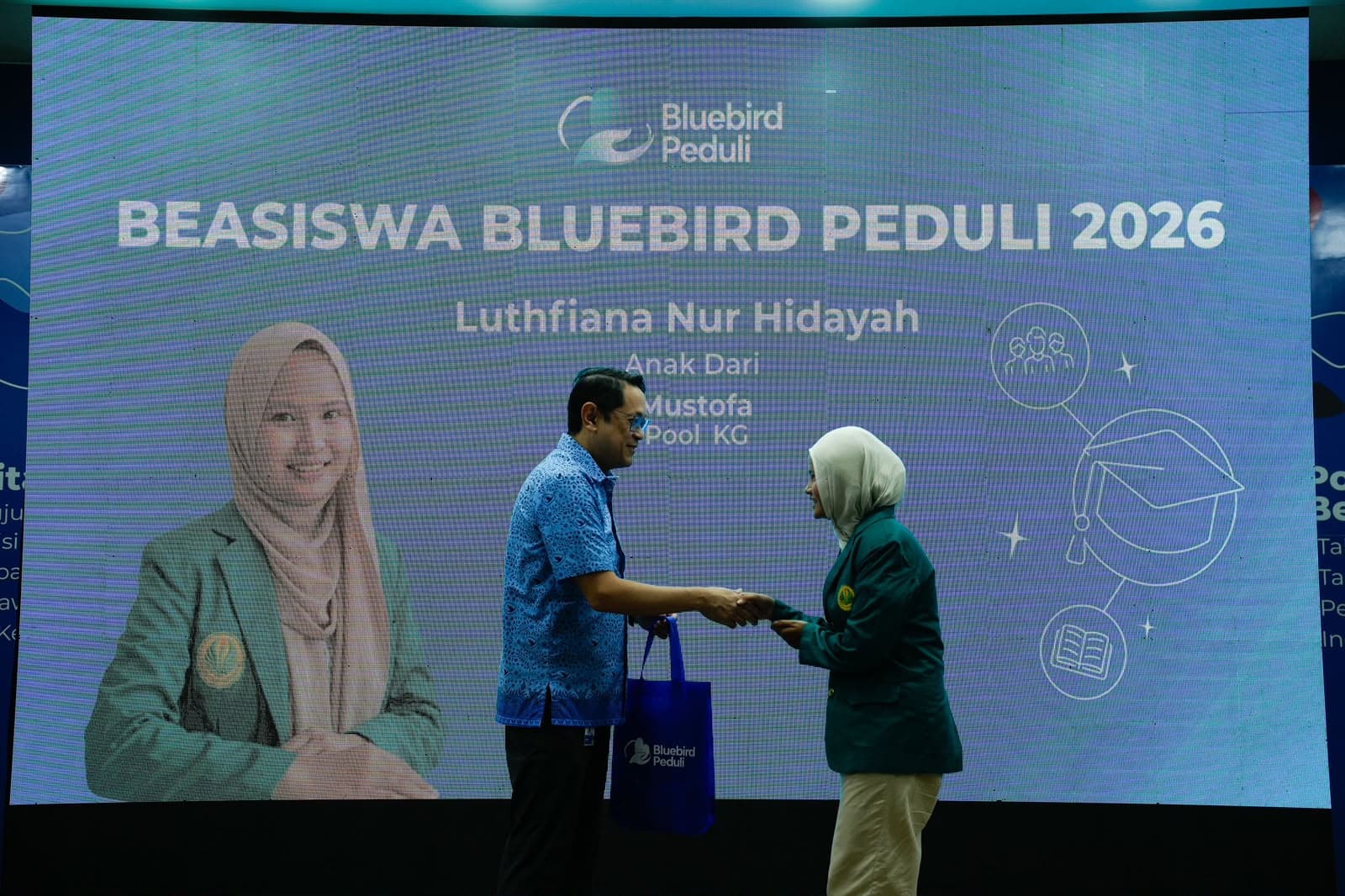 Bluebird Salurkan Beasiswa untuk 1.945 Anak Pengemudi dan Karyawan pada 2026