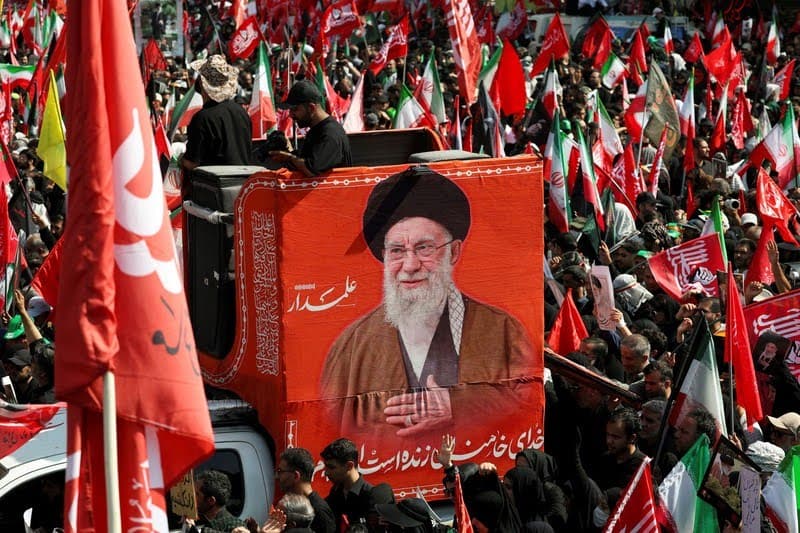 Lautan Manusia Padati Teheran, Iringi Prosesi Pemakaman Ayatollah Ali Khamenei