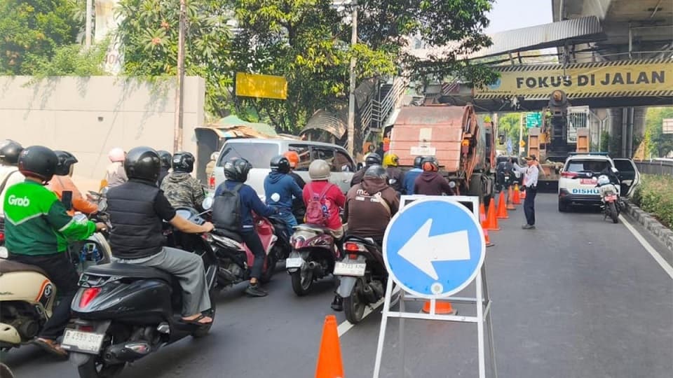 Arus ke Blok M Dialihkan, Evakuasi JPO Tendean Ditargetkan Rampung Sore Ini