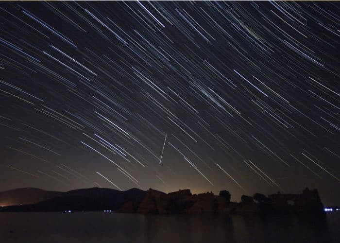 Jangan Tidur Dulu! Hujan Meteor Perseid 2026 Muncul di Langit Indonesia Agustus Ini