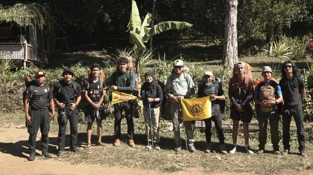Aksi Heroik Mapala UI: Terbang Paralayang di Atas Gunung Api hingga Bangun Ekonomi Desa di Timur Indonesia