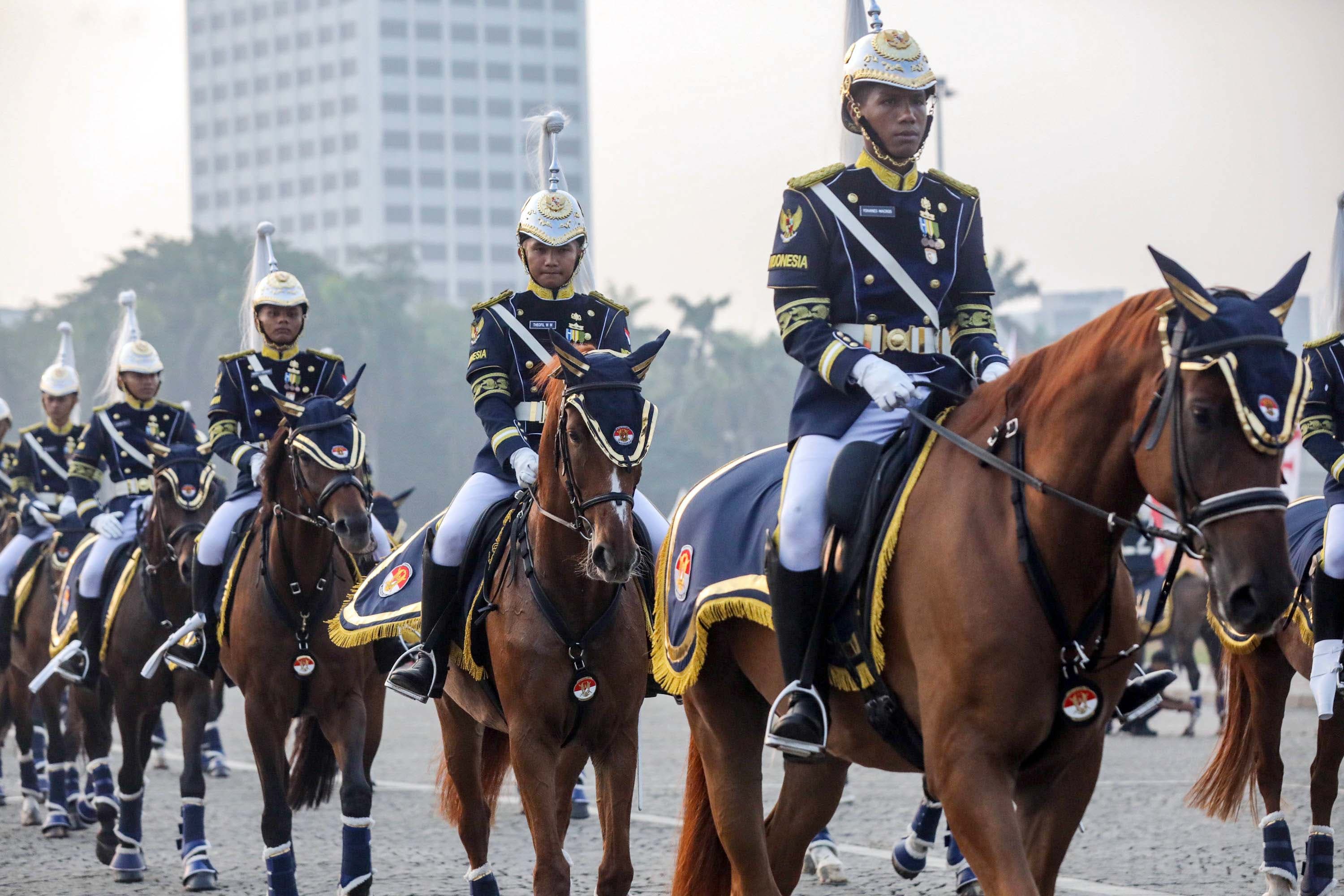 Parade berkuda Prajurit Kavaleri TNI mengiringi bendera pusaka dan naskah Proklamasi yang dibawa menggunakan kereta kencana Garuda Prabayaksa dari Monumen Nasional menuju Istana Merdeka dalam kirab Merah Putih di Jakarta, Senin (17/8/2026). AKURAT.CO/Endra Prakoso