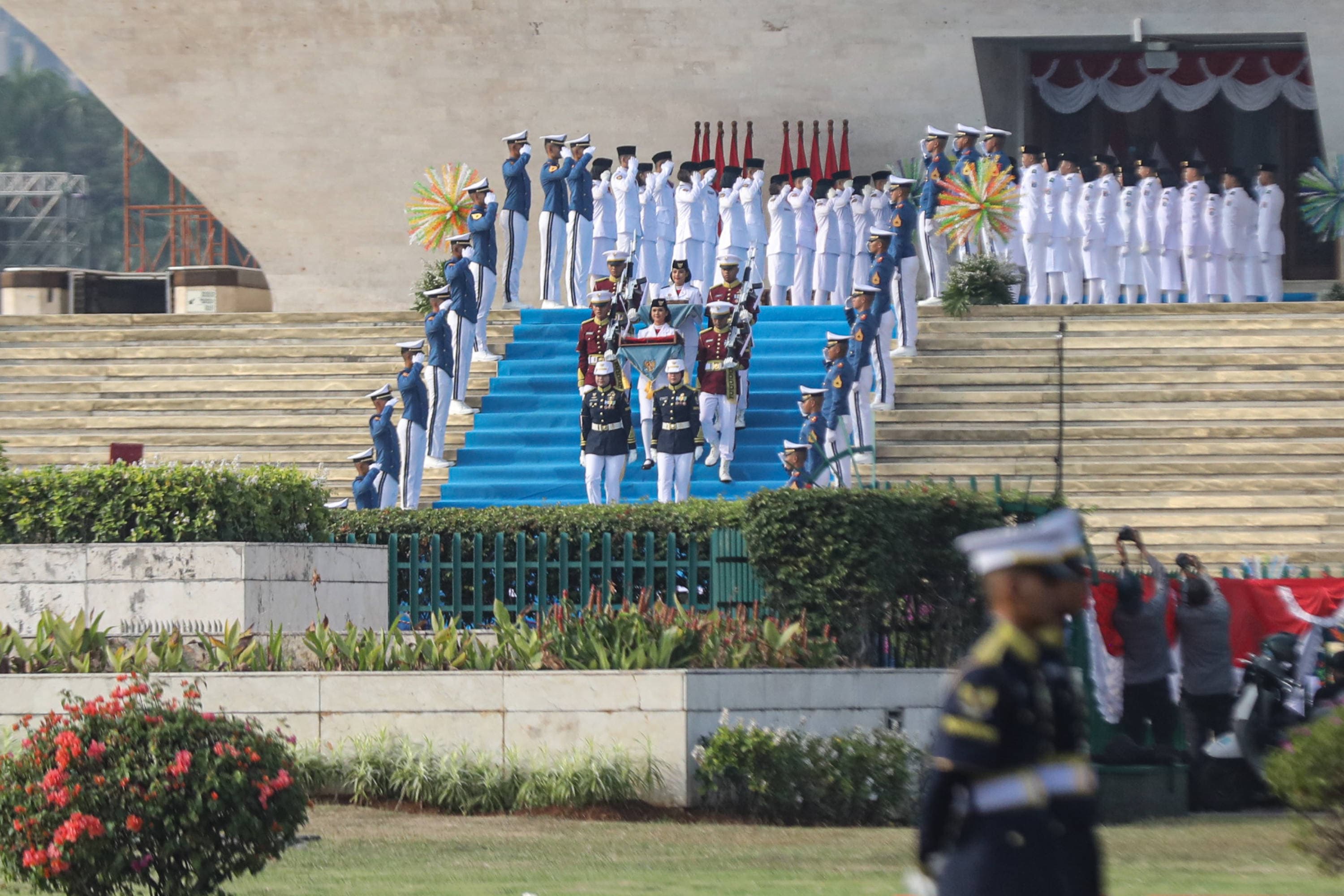 Purna Paskibraka Duta Pancasila 2025 Bianca Sultana Najwa membawa bendera pusaka di atas kereta kencana Garuda Prabayaksa dari Monumen Nasional menuju Istana Merdeka dalam kirab Merah Putih di Jakarta, Senin (17/8/2026). AKURAT.CO/Endra Prakoso