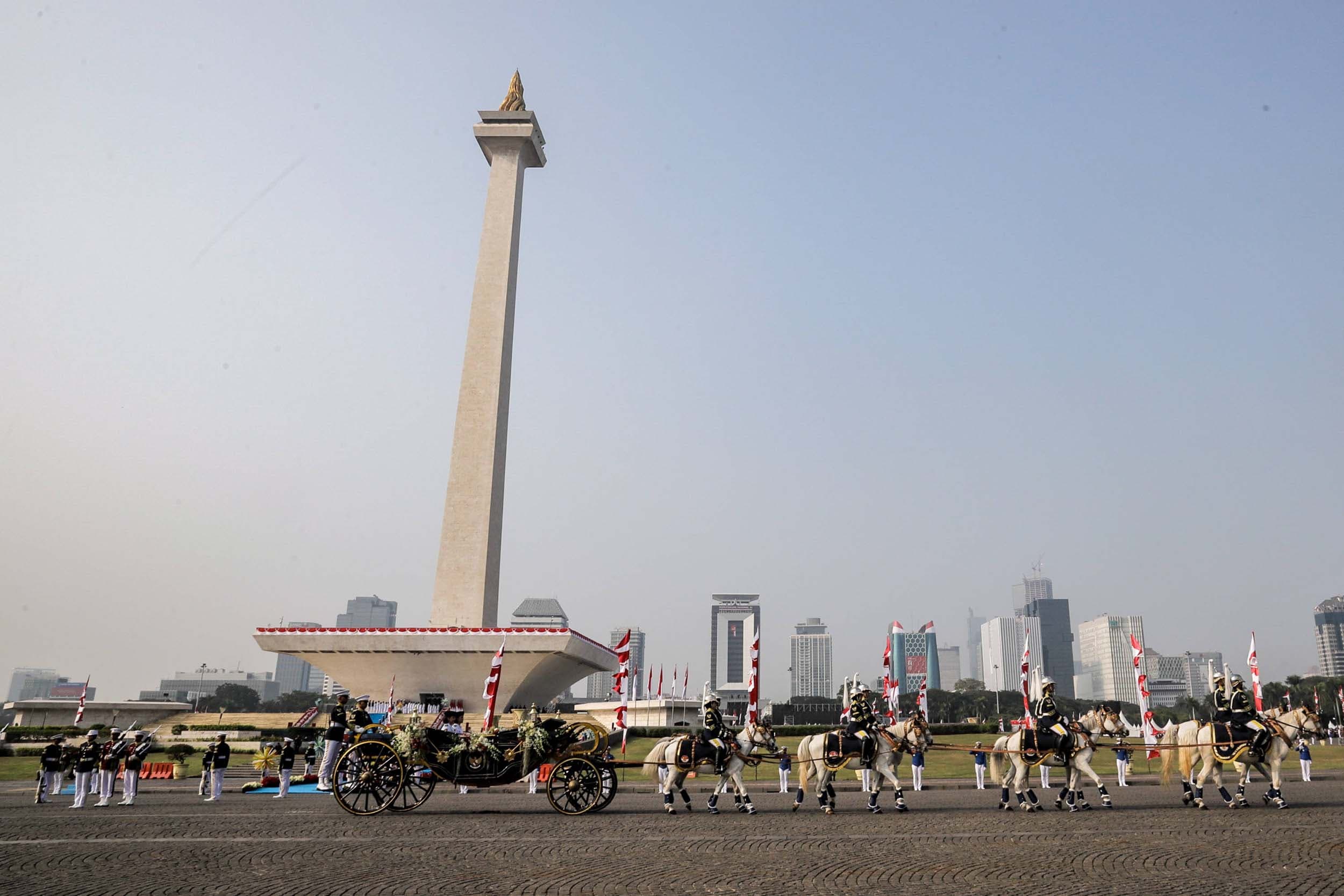 Parade berkuda Prajurit Kavaleri TNI mengiringi bendera pusaka dan naskah Proklamasi yang dibawa menggunakan kereta kencana Garuda Prabayaksa dari Monumen Nasional menuju Istana Merdeka dalam kirab Merah Putih di Jakarta, Senin (17/8/2026). AKURAT.CO/Endra Prakoso