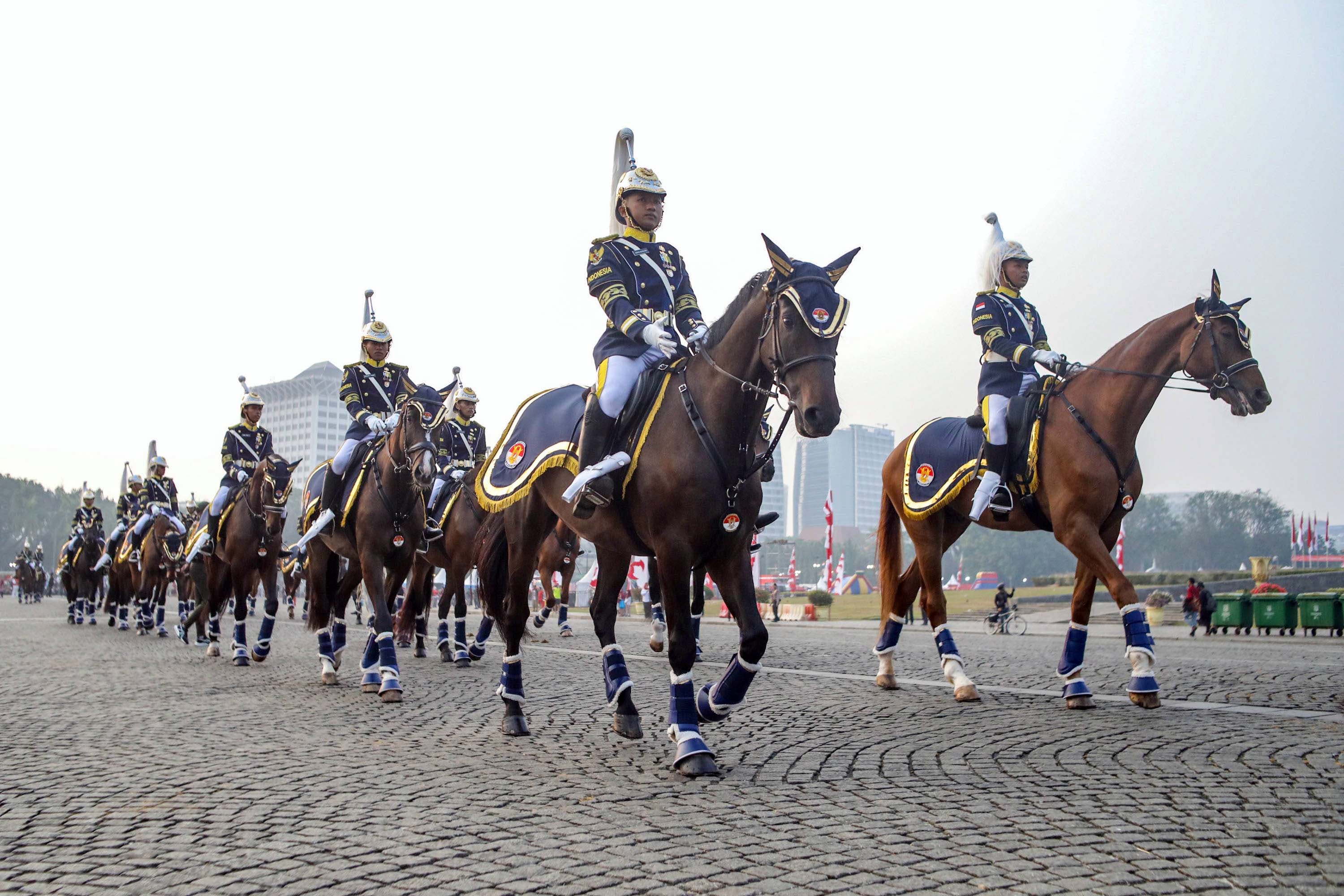 Parade berkuda Prajurit Kavaleri TNI mengiringi bendera pusaka dan naskah Proklamasi yang dibawa menggunakan kereta kencana Garuda Prabayaksa dari Monumen Nasional menuju Istana Merdeka dalam kirab Merah Putih di Jakarta, Senin (17/8/2026). AKURAT.CO/Endra Prakoso