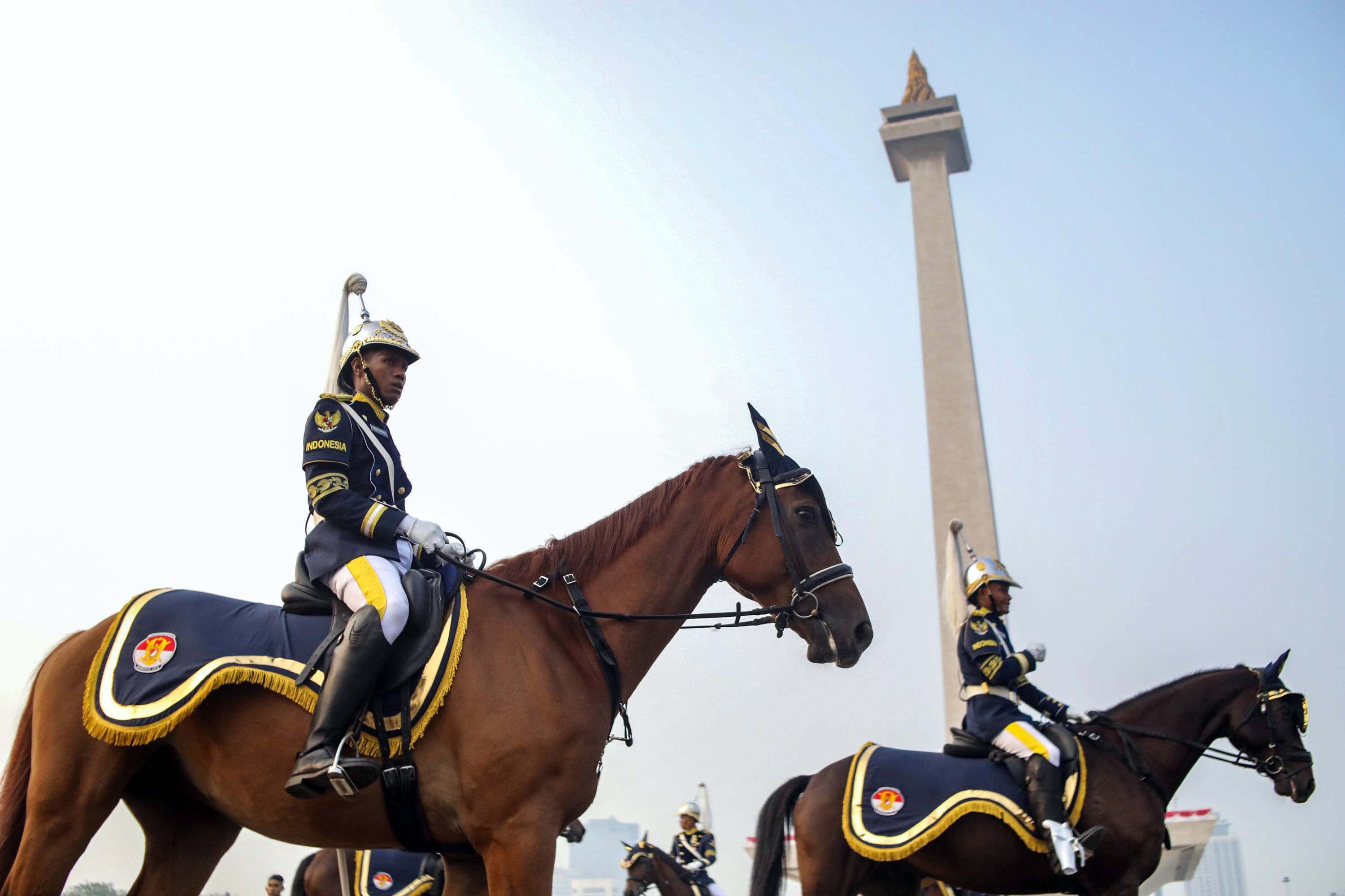 Parade berkuda Prajurit Kavaleri TNI mengiringi bendera pusaka dan naskah Proklamasi yang dibawa menggunakan kereta kencana Garuda Prabayaksa dari Monumen Nasional menuju Istana Merdeka dalam kirab Merah Putih di Jakarta, Senin (17/8/2026). AKURAT.CO/Endra Prakoso