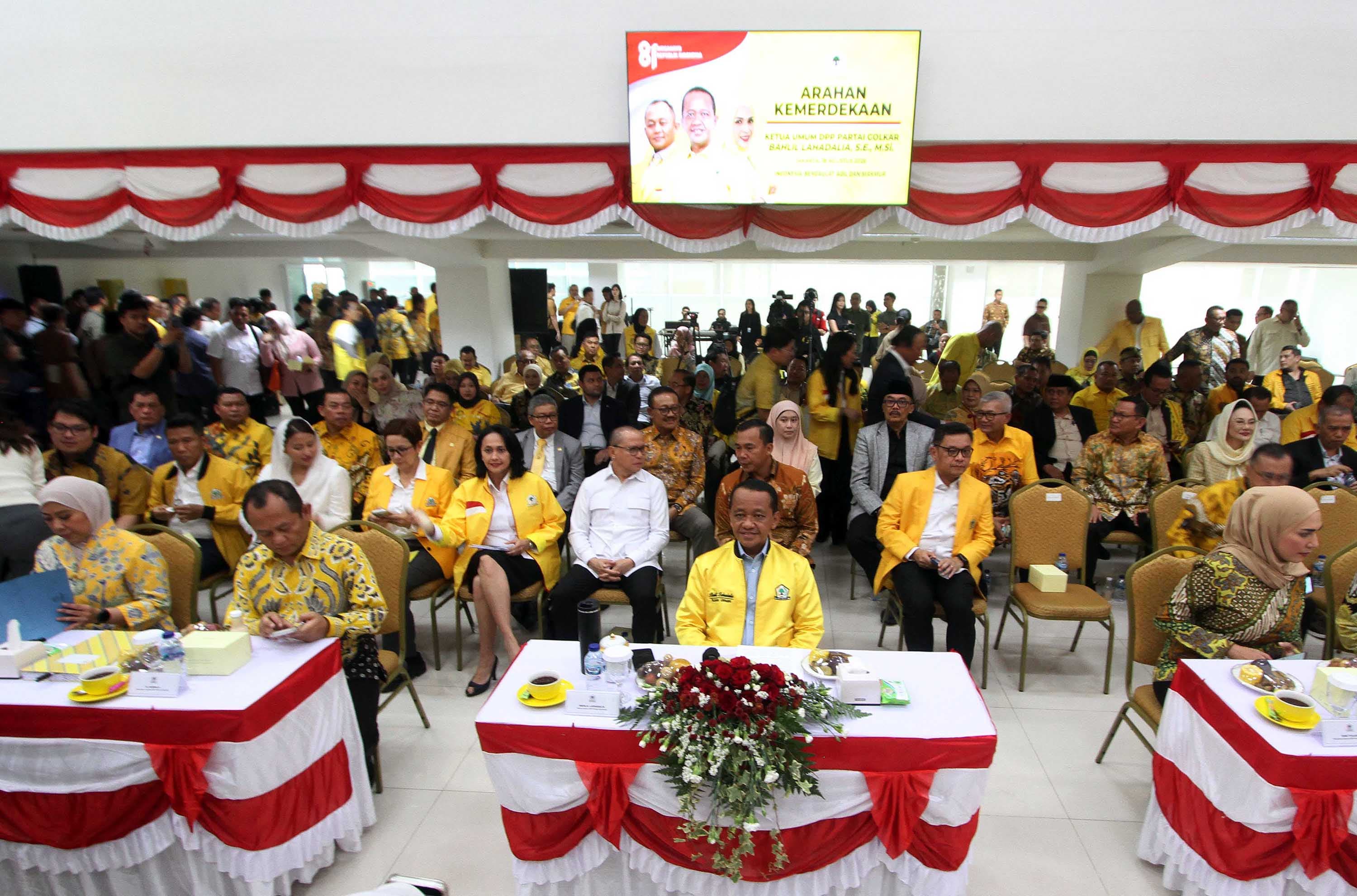 Ketua Umum Partai Golkar Bahlil Lahadalia (tengah) saat menghadiri Pengarahan Ketua Umum DPP Partai Golkar dalam rangka HUT Ke-81 Kemerdekaan Republik Indonesia di Kantor DPP Partai Golkar, Jakarta, Selasa (18/8/2026).AKURAT.CO/Sopian