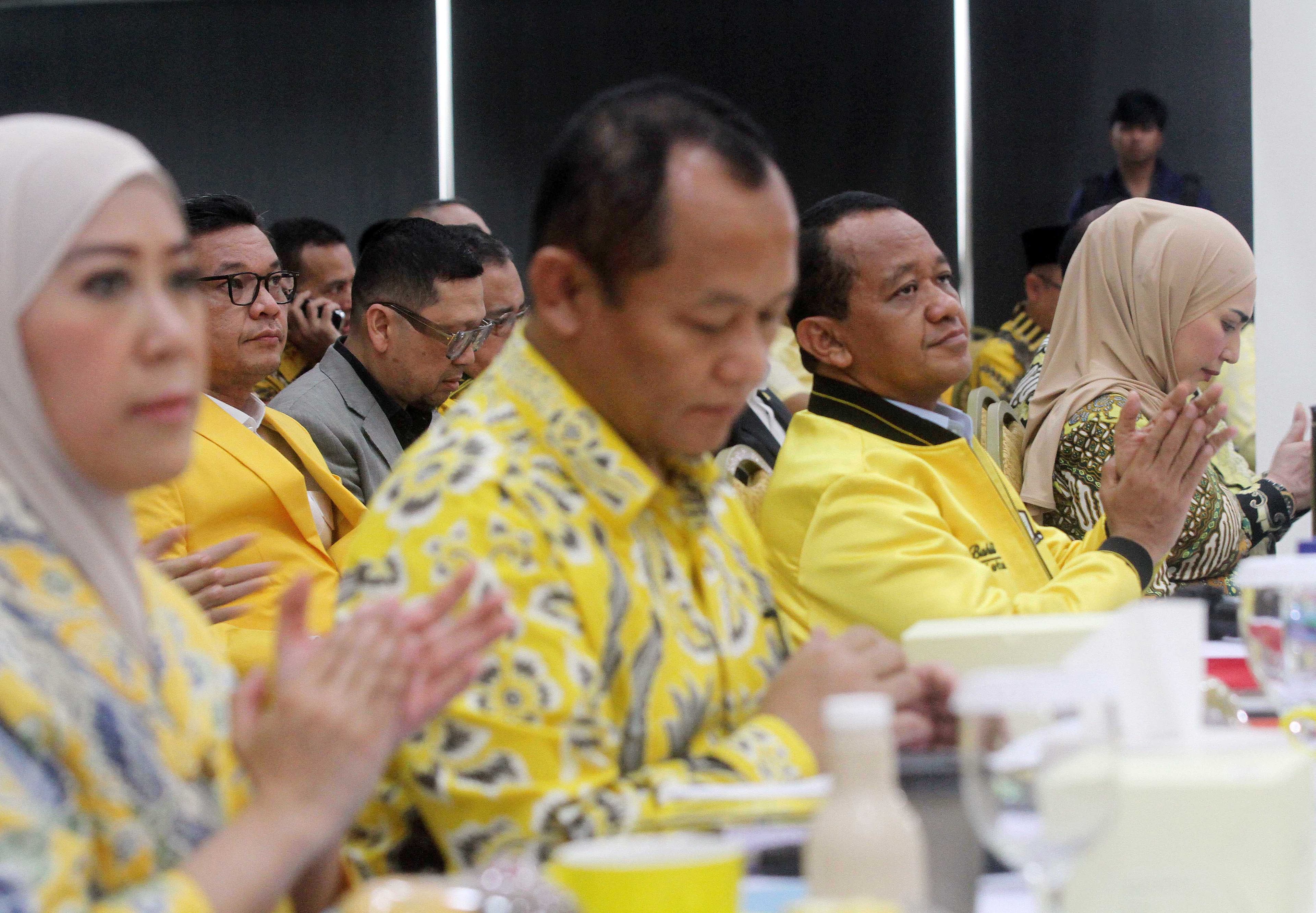 Ketua Umum Partai Golkar Bahlil Lahadalia bersama Sekjen DPP Golkar Sarmuji saat menghadiri Pengarahan Ketua Umum DPP Partai Golkar dalam rangka HUT Ke-81 Kemerdekaan Republik Indonesia di Kantor DPP Partai Golkar, Jakarta, Selasa (18/8/2026). AKURAT.CO/Sopian