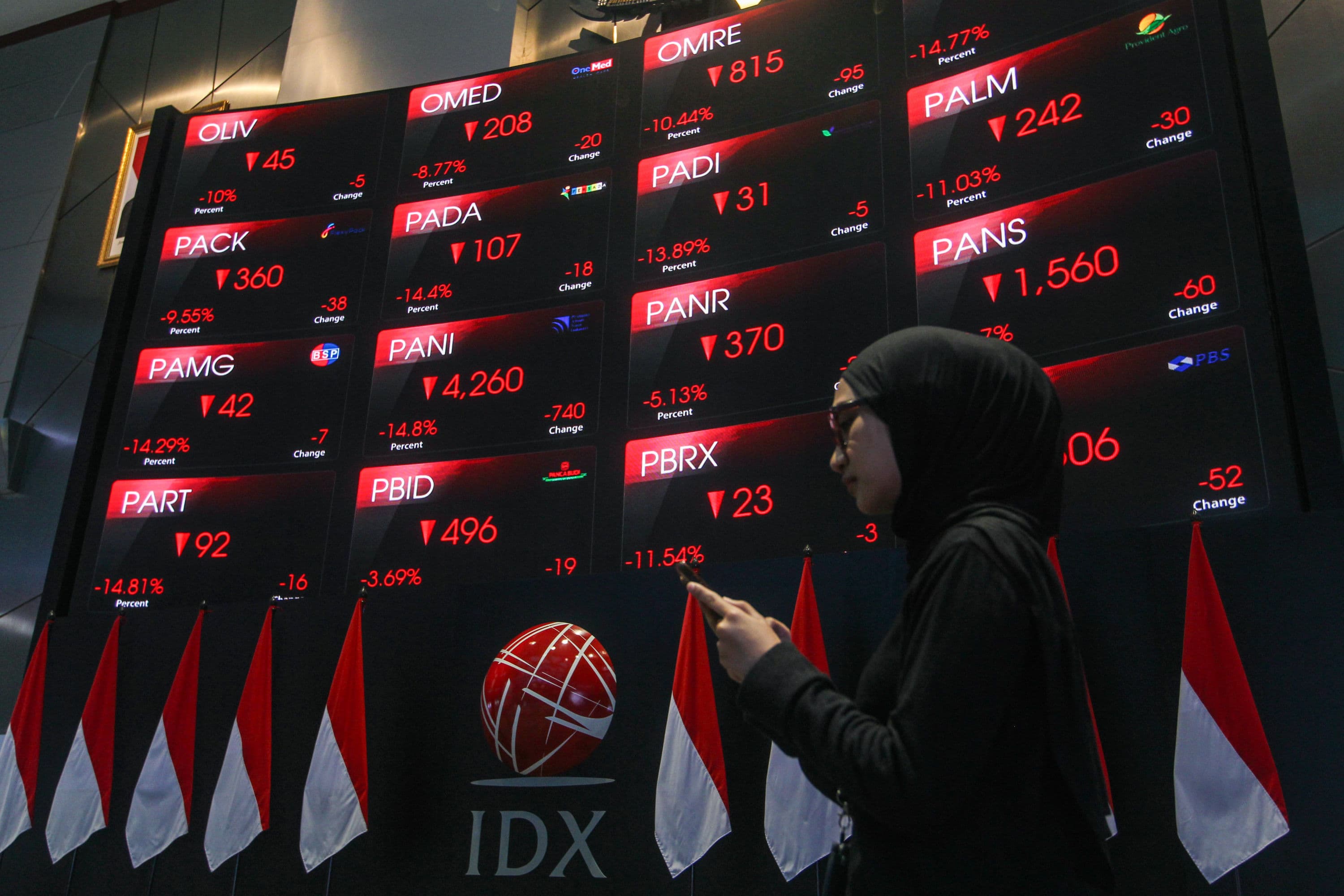 Pengunjung mengamati layar Indeks Harga Saham Gabungan (IHSG) di Bursa Efek Indonesia (BEI), Jakarta, Jumat (16/10/2026). AKURAT.CO/Endra Prakosoco