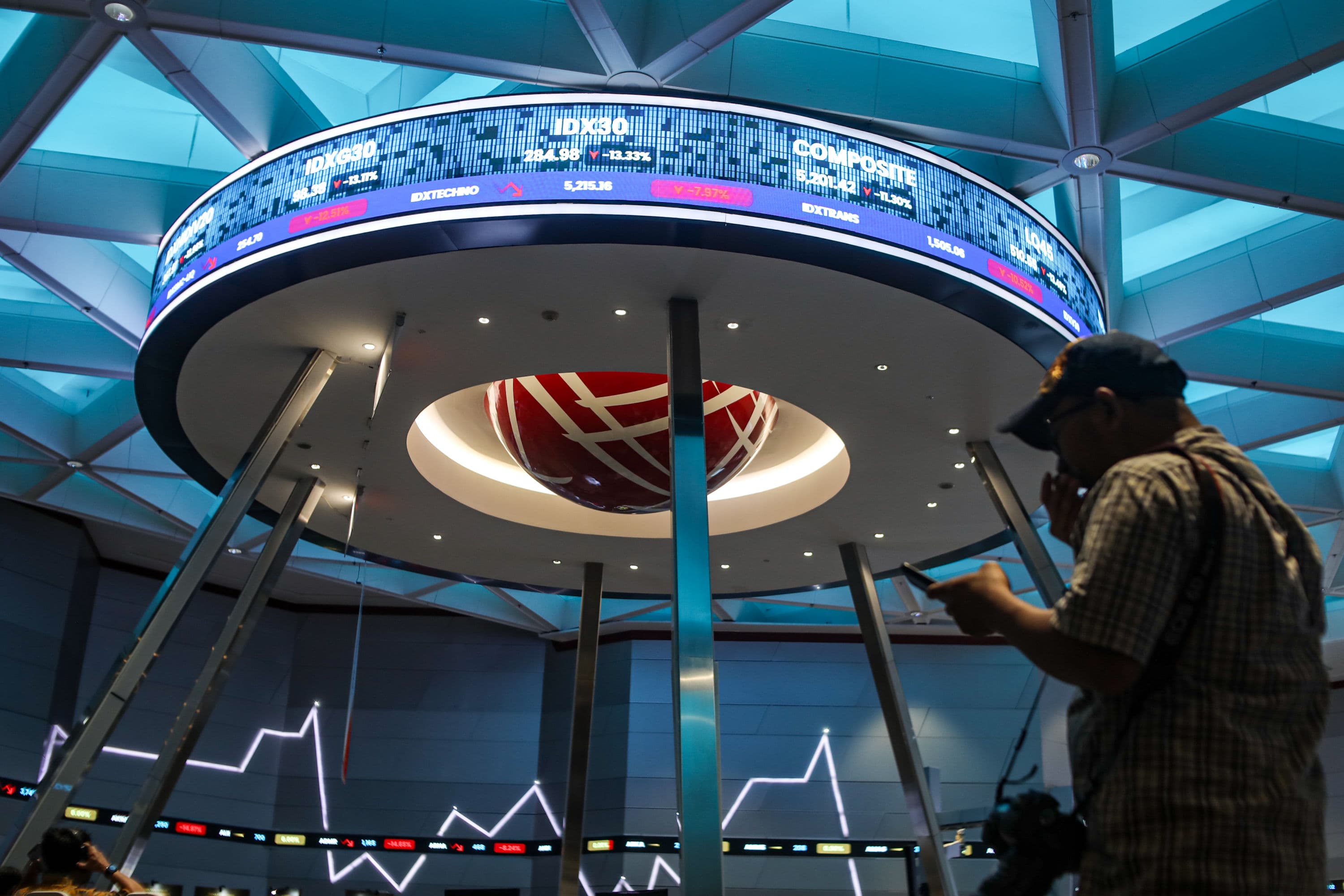Pengunjung mengamati layar Indeks Harga Saham Gabungan (IHSG) di Bursa Efek Indonesia (BEI), Jakarta, Jumat (16/10/2026). AKURAT.CO/Endra Prakosoco
