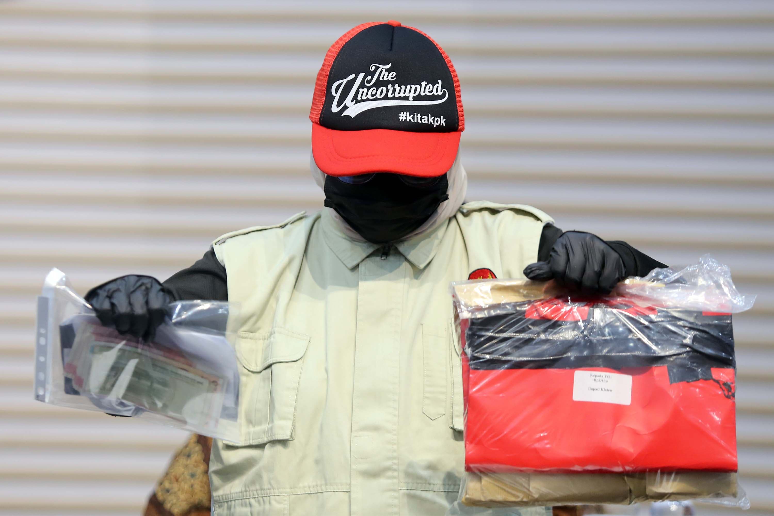 Petugas menunjukkan barang bukti uang senilai Rp1,2 miliar dalam operasi tangkap tangan (OTT) terkait dugaan suap yang melibatkan Bupati Klaten Hamenang Wajar Ismoyo di Gedung Merah Putih KPK, Jakarta, Jumat (16/10/2026).AKURAT.CO/Sopian 