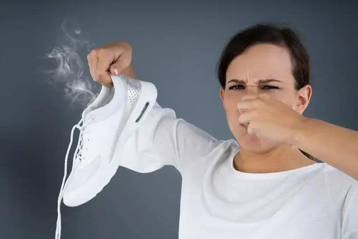 Cara Sederhana Mengatasi Bau Sepatu Basah di Musim Hujan