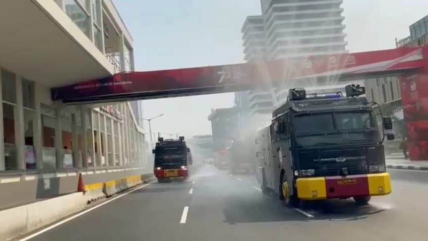 Kurangi Polusi, Polda Metro Tanam Pohon Hingga Kerahkan Water Cannon