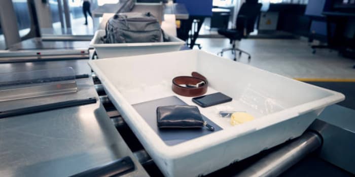 Pentingnya Mengeluarkan Laptop Saat Pemeriksaan Keamanan Di Bandara, Intip Alasannya