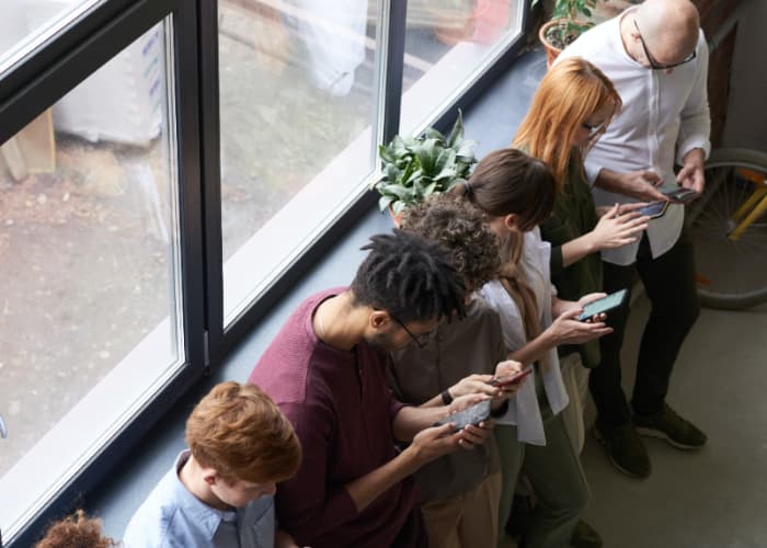 Generasi Y Dan Z Lebih Rentan Terhadap FOMO, Benarkah?