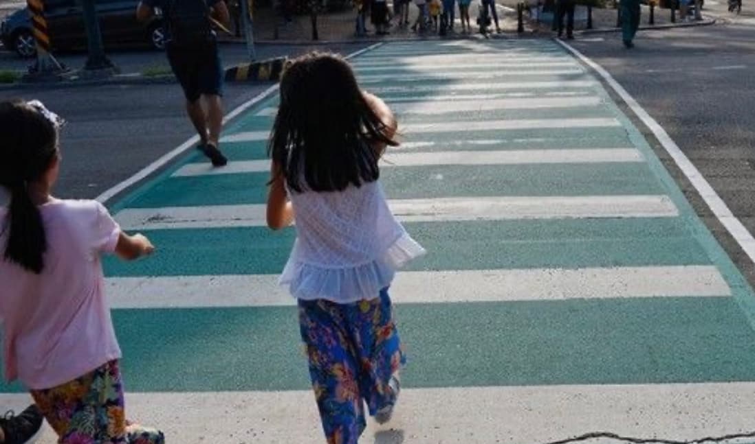 Deretan Bukti Sulitnya Menyeberang Jalan di Kota Besar Indonesia