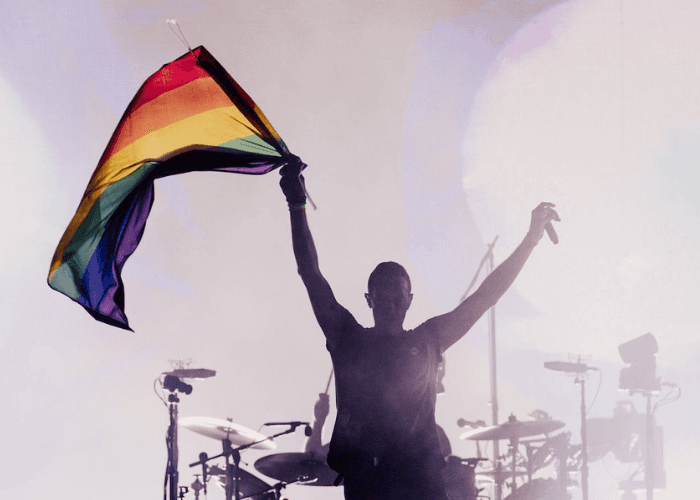 Sejarah Bendera Pelangi LGBT, Kerap Dibawa Chris Martin Saat Konser Coldplay?