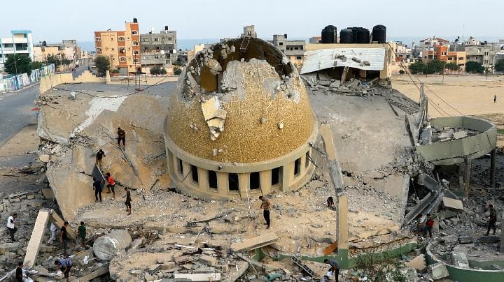 Masjid di Jalur Gaza Hancur karena Serangan Israel, Muazin Tetap Melantunkan Azan di Tengah Reruntuhan
