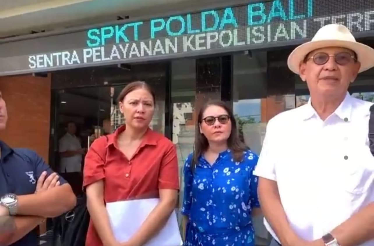 Diduga Jadi Korban Penipuan Properti, Roy Marten Temani Putrinya Lapor ke Polda Bali
