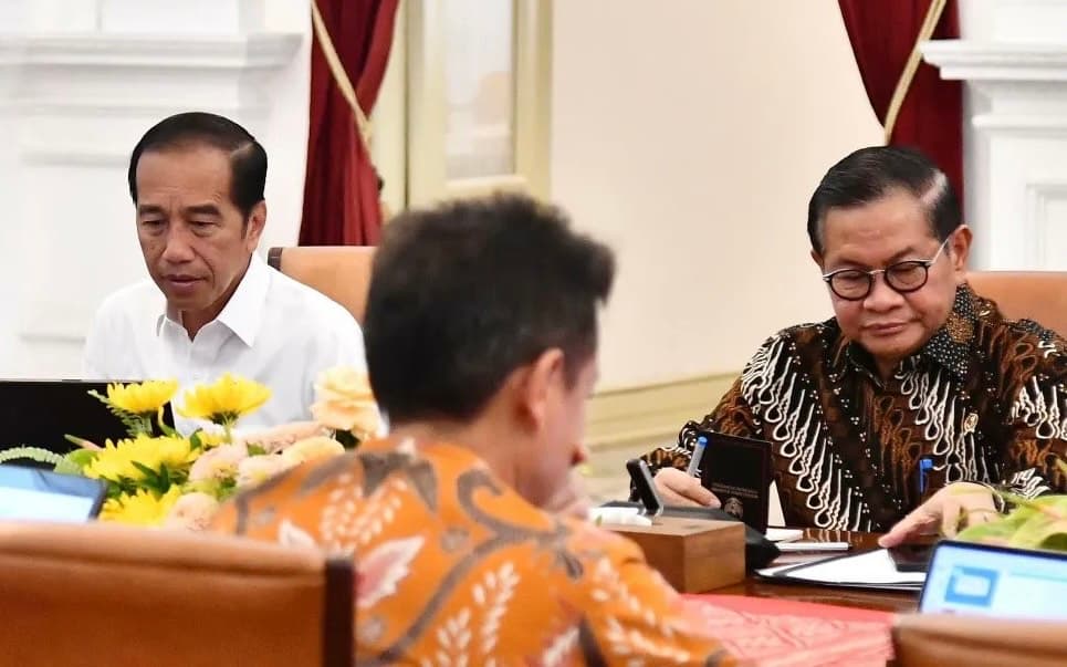 Tak Perlu Reshuffle, Jokowi Cukup Gantikan Risma dan Pramono dengan Pelaksana Tugas