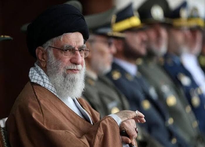 Ayatollah Khamenei: Angkatan Bersenjata Iran Akan Lumpuhkan Rezim Israel