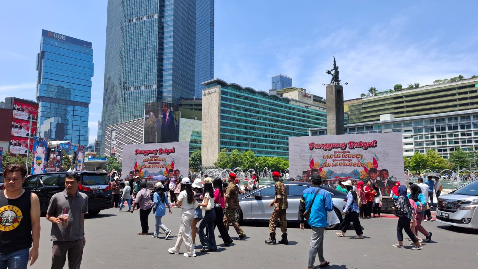 Masyarakat Penuhi Bundaran HI, Sambut Pelantikan Prabowo-Gibran