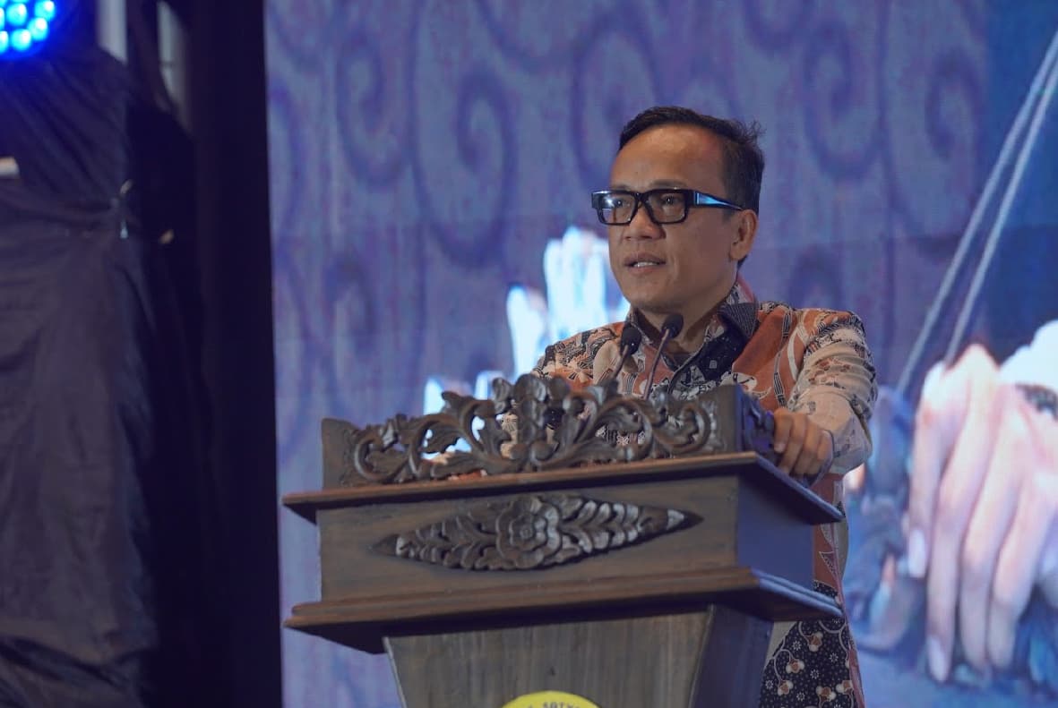 Wisuda ke-28 USNI: Wamen Ketenagakerjaan Immanuel Ebenezer Beri Pesan Inspiratif untuk Lulusan!