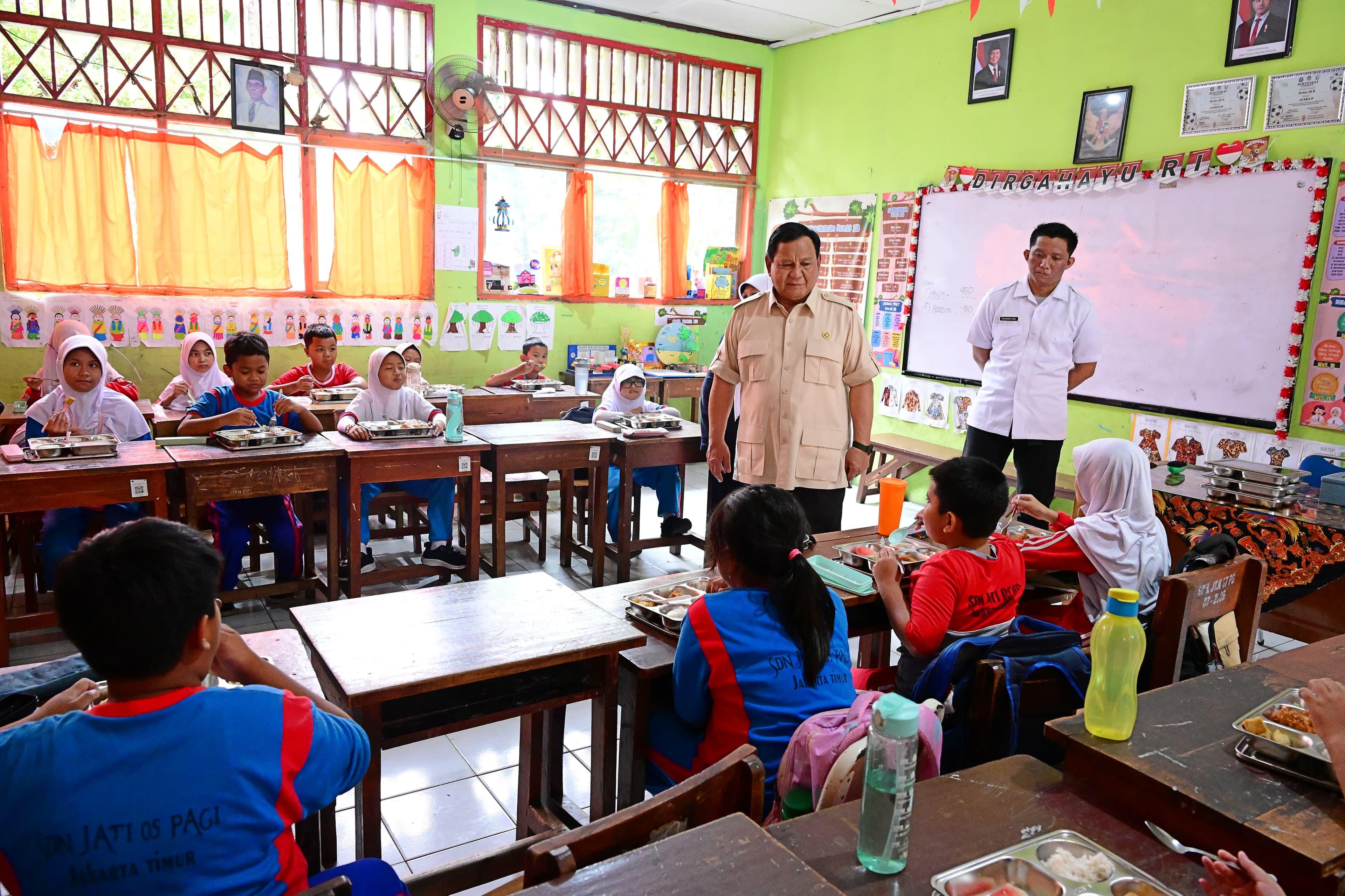 Makan Bergizi Gratis Jadi Alasan Masyarakat Puas dengan Kinerja Pemerintahan Prabowo