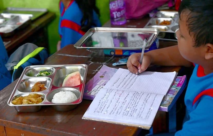 Tetap Jalan Selama Ramadan, Paket Makanan MBG Dibawa Pulang oleh Siswa