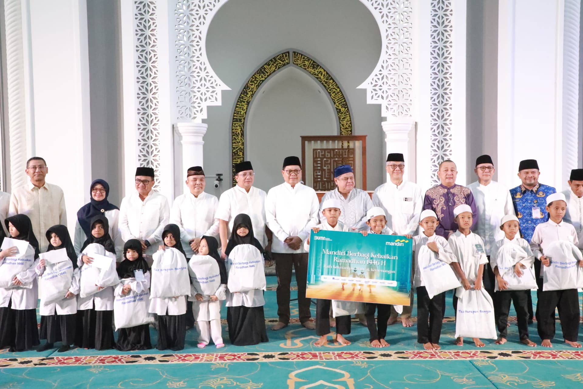 Bank Mandiri Group Santuni 3.740 Anak Yatim, Dhuafa dan Lansia di Jawa Barat