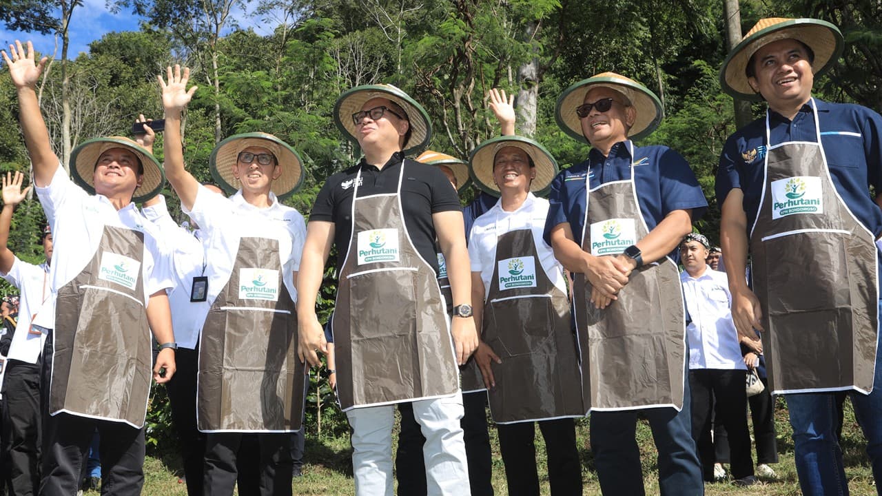 Kemitraan Perhutani Diperkuat, Wamen BUMN Tinjau Proyek Kopi di Bondowoso