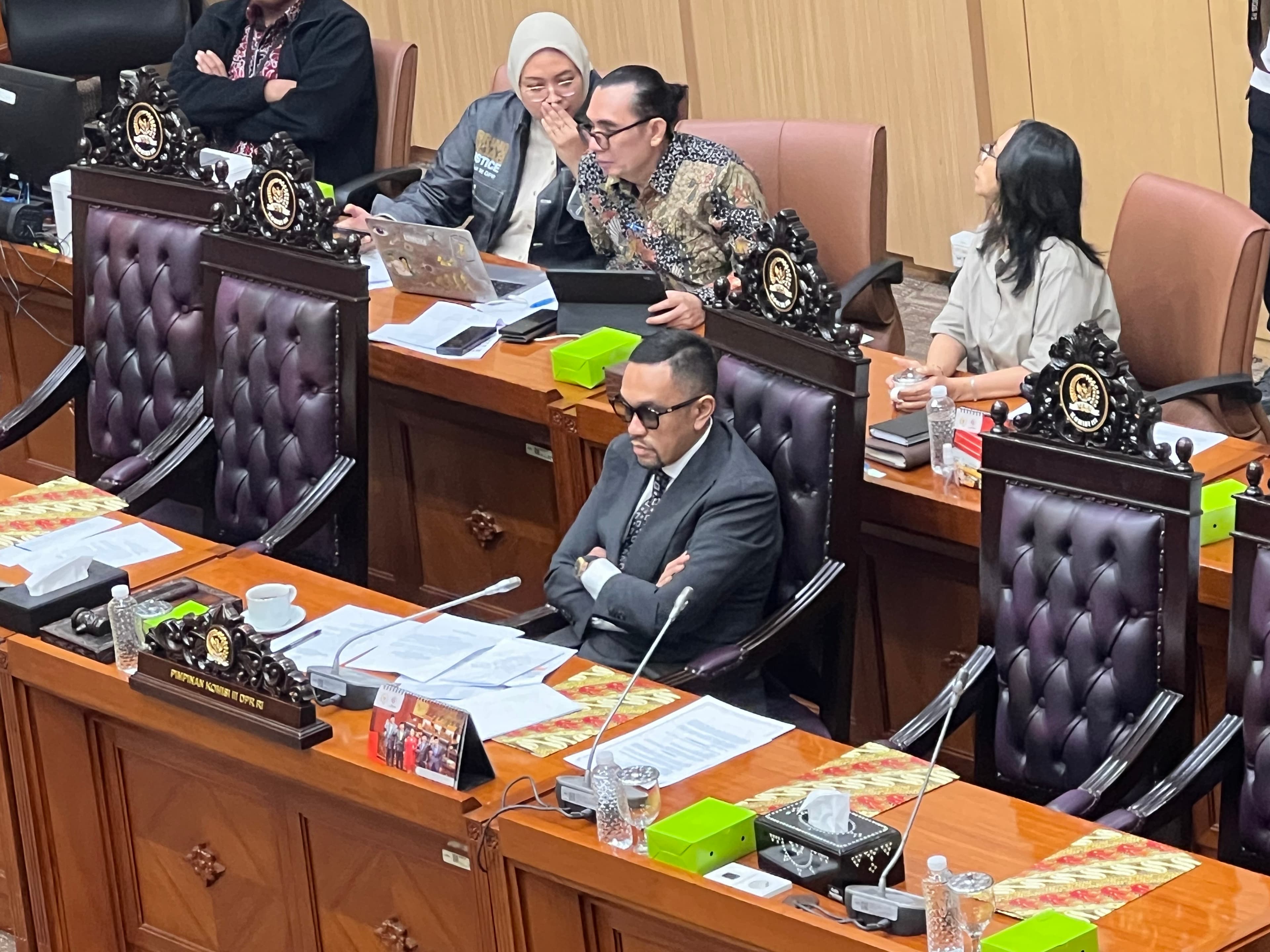 Kritik Publik dan Respons Sahroni: Antara Katup Pengaman, Anti-Dialog, dan Alienasi Politik