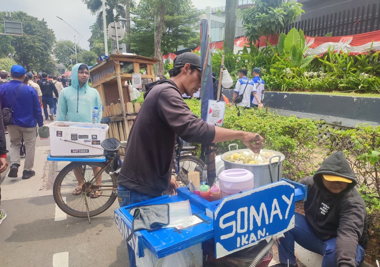 Siomay Suparman, Rezeki di Tengah Ricuh Aksi Buruh di DPR