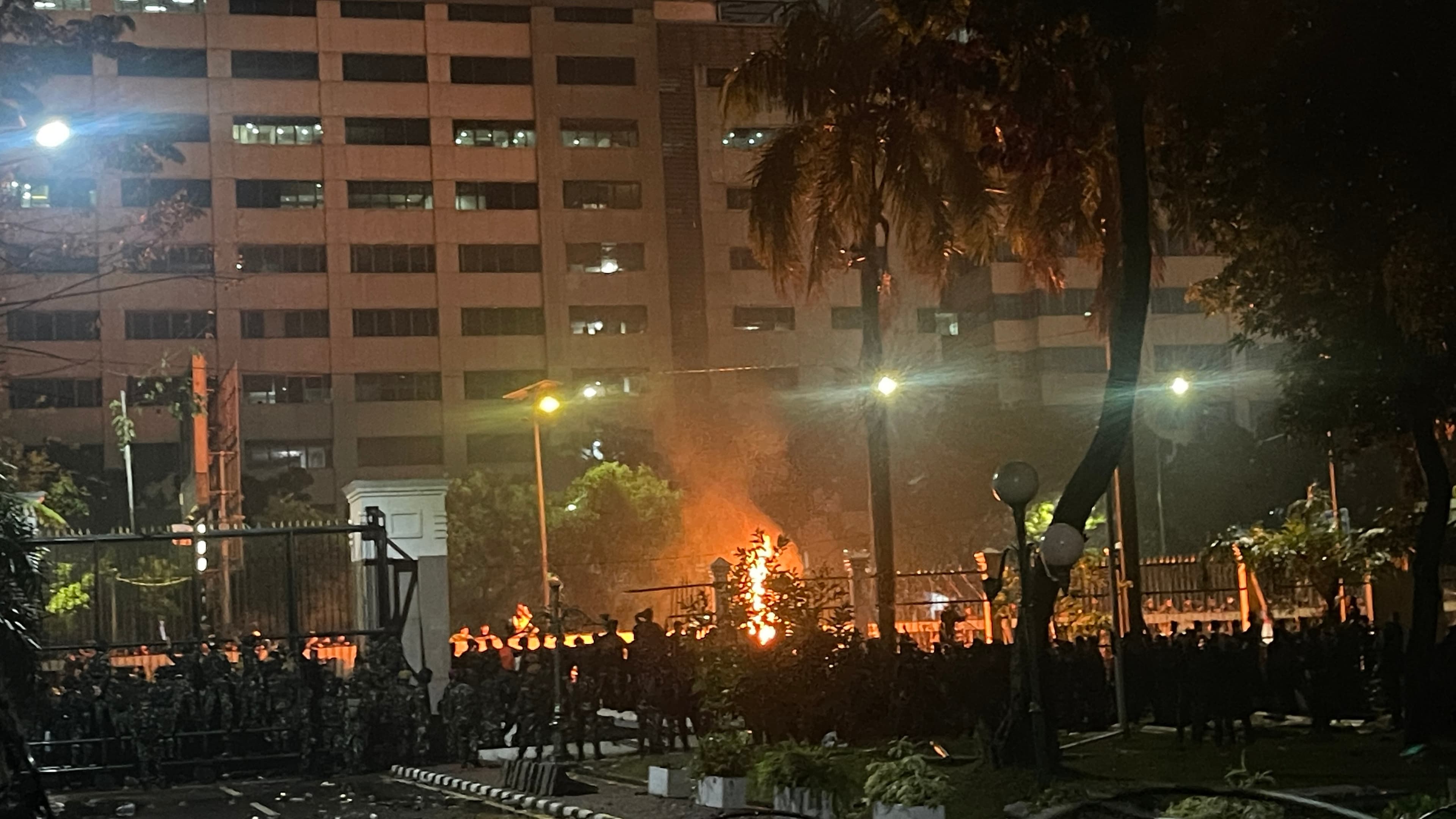 Demo DPR Makin Memanas, Massa Jebol Gerbang hingga Ledakkan Kembang Api