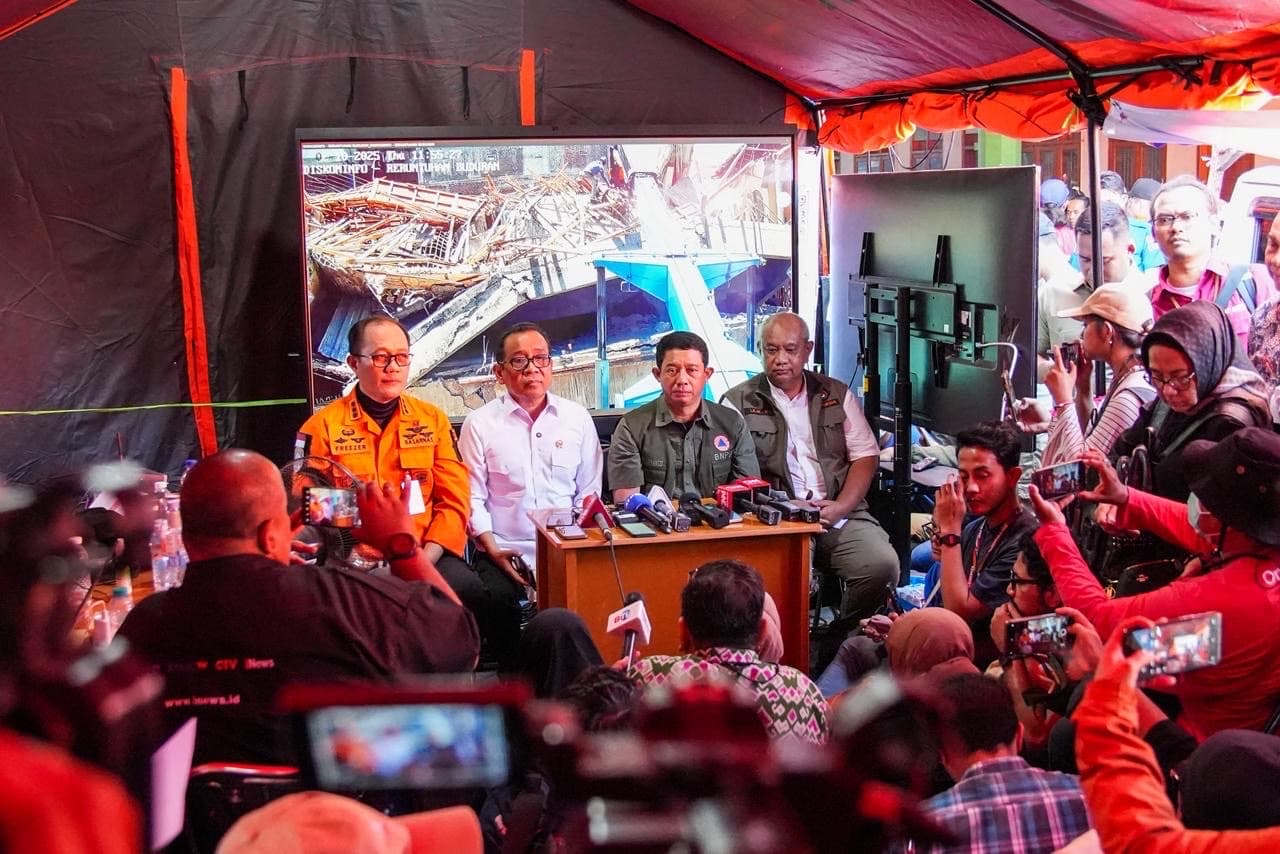 Tiga Hari Pencarian Manual, Evakuasi Santri Al Khoziny Kini Gunakan Alat Berat