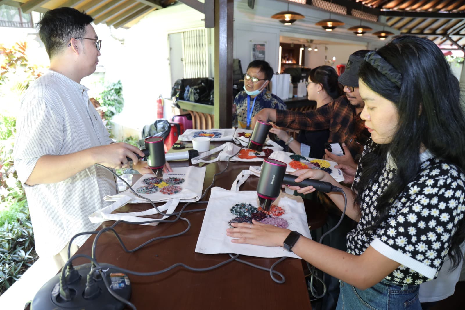 BCA Syariah Galakkan Ekonomi Sirkuler Lewat Workshop Lukisan Kain Marmer Hasil Daur Ulang