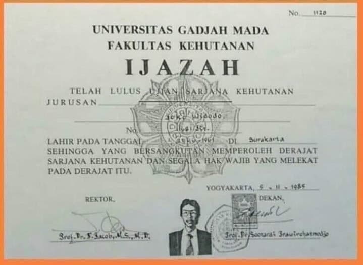 UGM Luruskan Polemik Foto Ijazah Jokowi: Yang Dilarang Hanya Kacamata Hitam