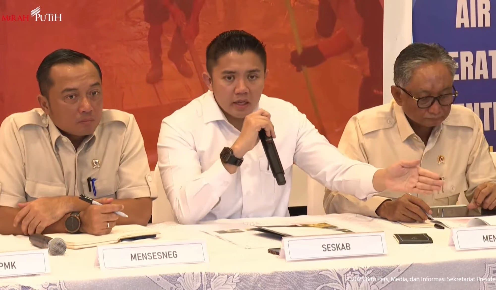 Seskab Teddy Minta Influencer Setop Giring Opini Pemerintah Tak Kerja Atasi Bencana Sumatera