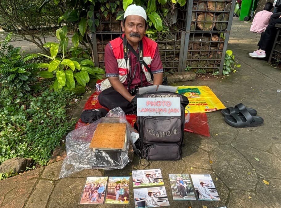 Lensa yang Tak Mau Pensiun: Kisah Juru Foto Ragunan di Tengah Gempuran Teknologi