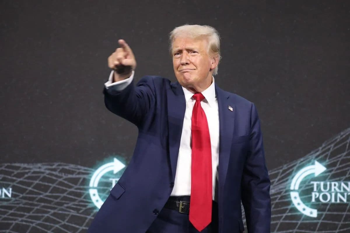 Apa yang Terjadi  di Balik Langkah  Trump Menandatangani Tarif Global 10 Persen?