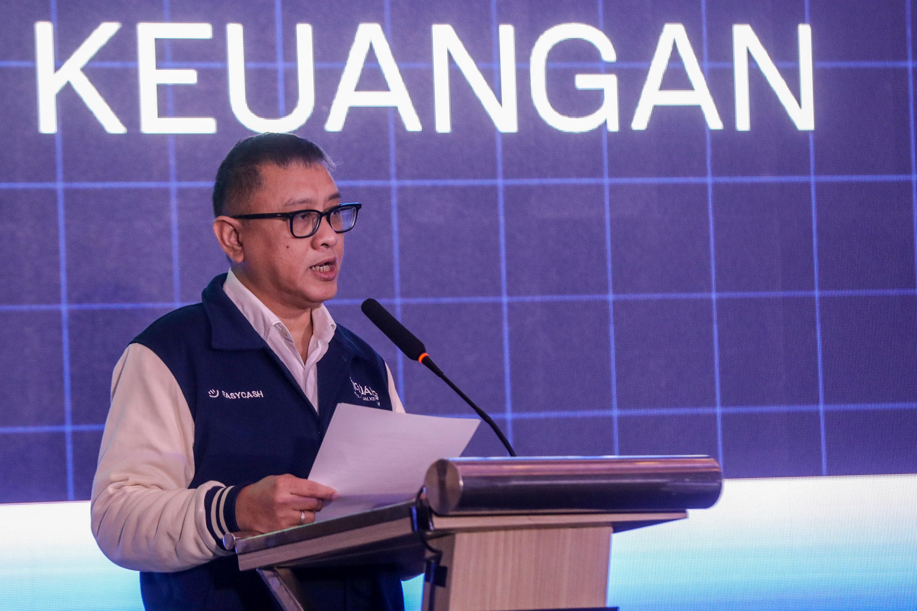 Direktur
Utama Easycash Nucky Poedjiardjo menyampaikan sambutan saat peluncuran MOJANG (Modul Bijak