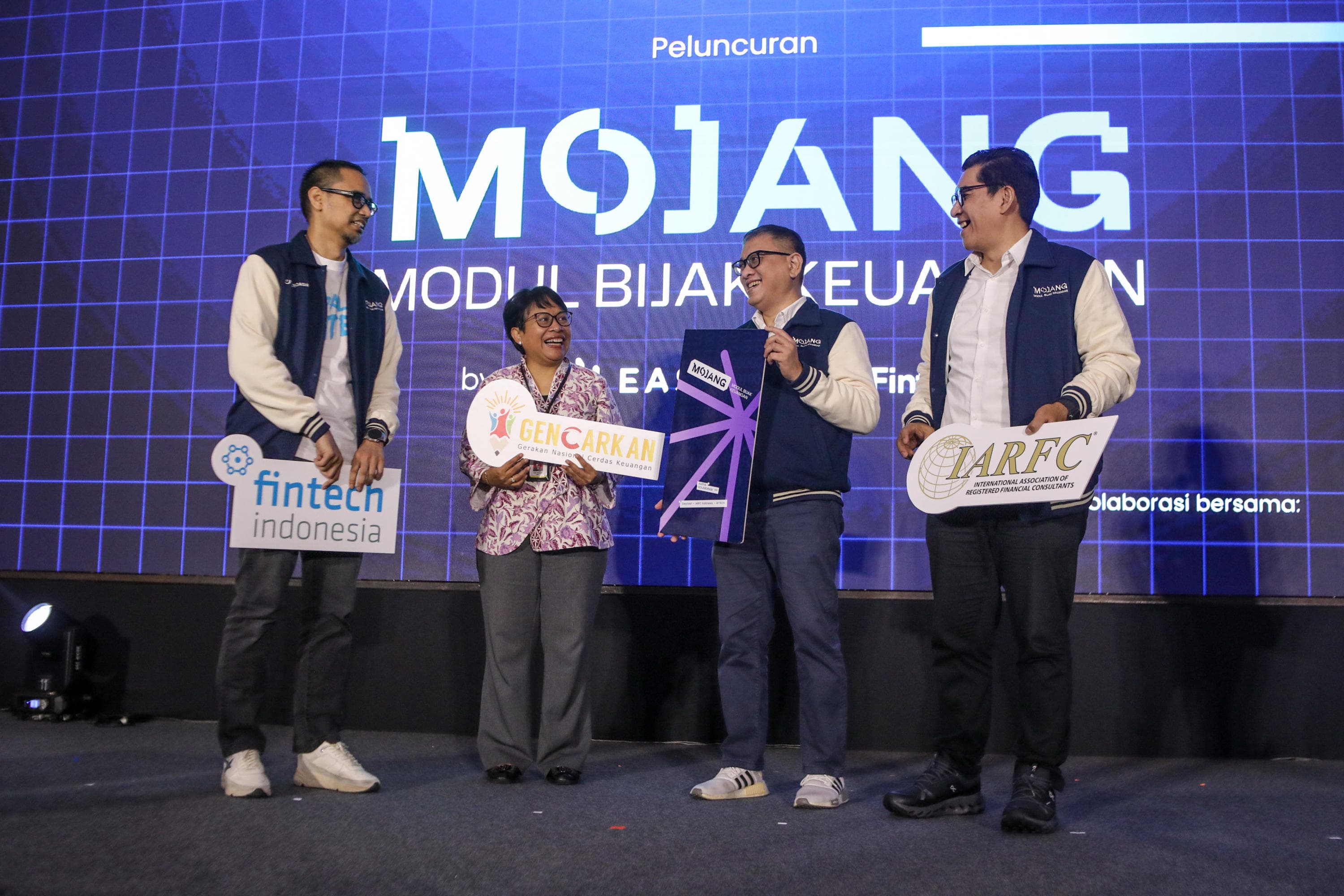 (Kiri-kanan) Sekretaris Jenderal AFTECH Firlie Ganinduto, Kepala Divisi Perencanaan,
Pengembangan, 