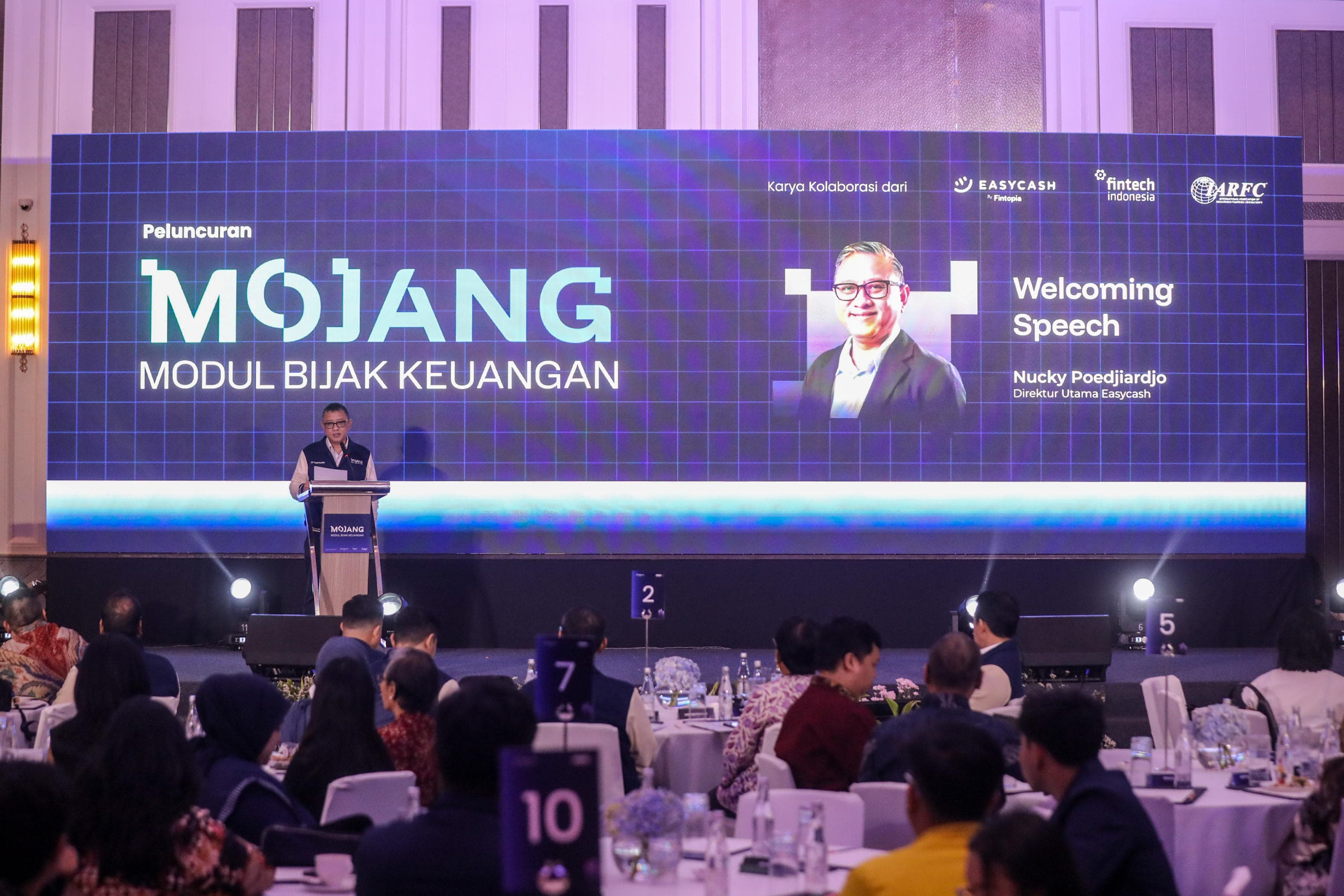 Direktur
Utama Easycash Nucky Poedjiardjo menyampaikan sambutan saat peluncuran MOJANG (Modul Bijak