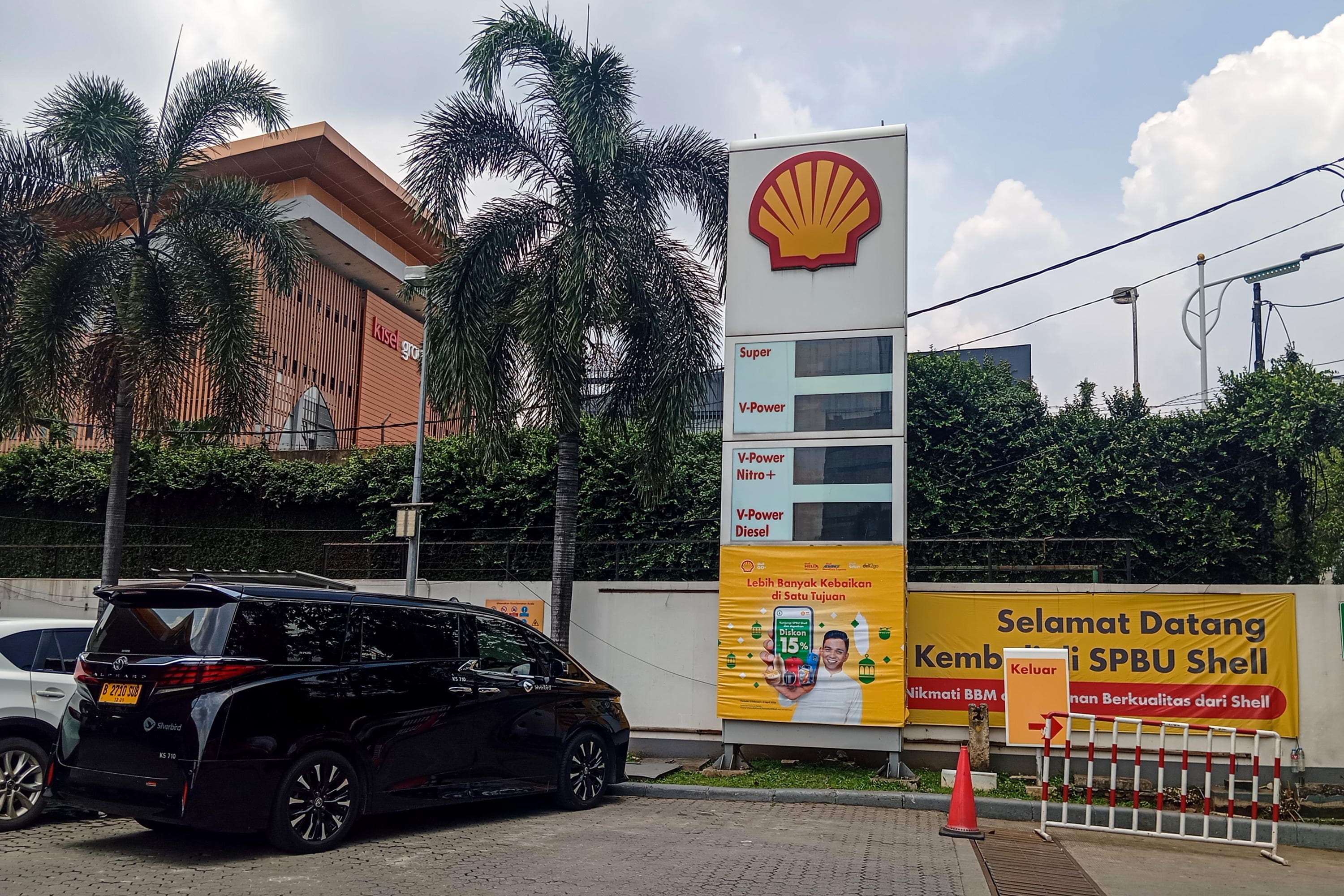 Suasana Stasiun Pengisian Bahan Bakar Umum (SPBU) Shell di Jakarta, Rabu (11/2/2026). Kekosongan sto