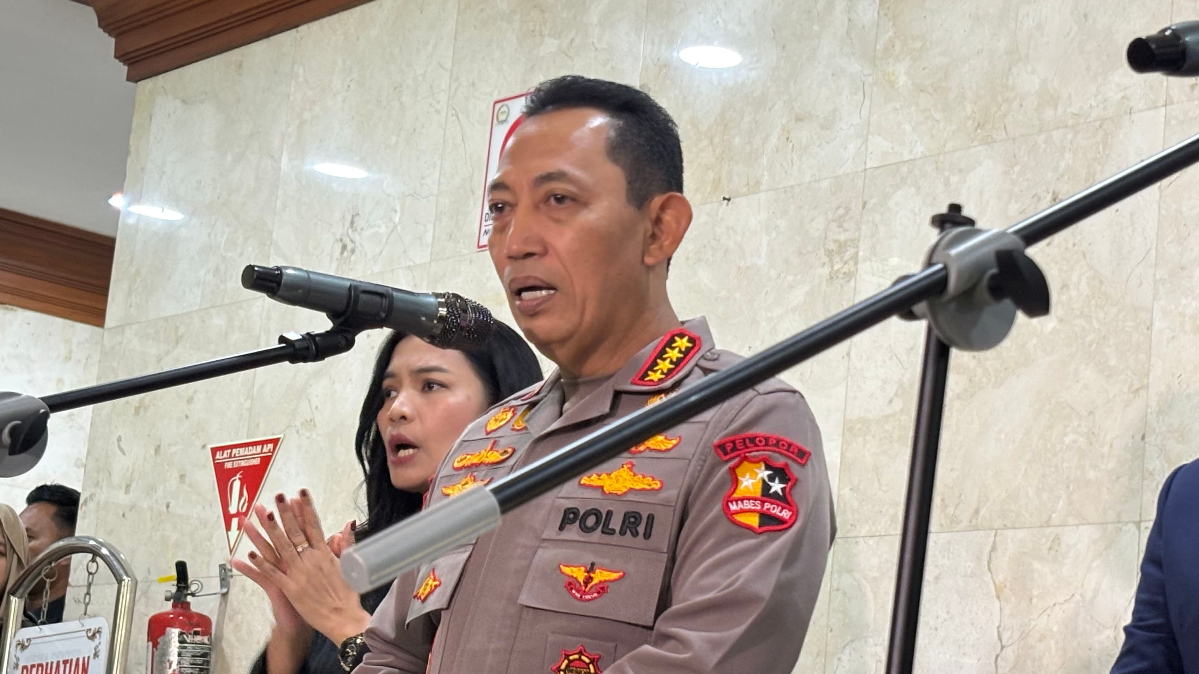 Kapolri Ucapkan Belasungkawa Atas Tewasnya Dua Polisi Saat Evakuasi Bencana Longsor Bandung Barat