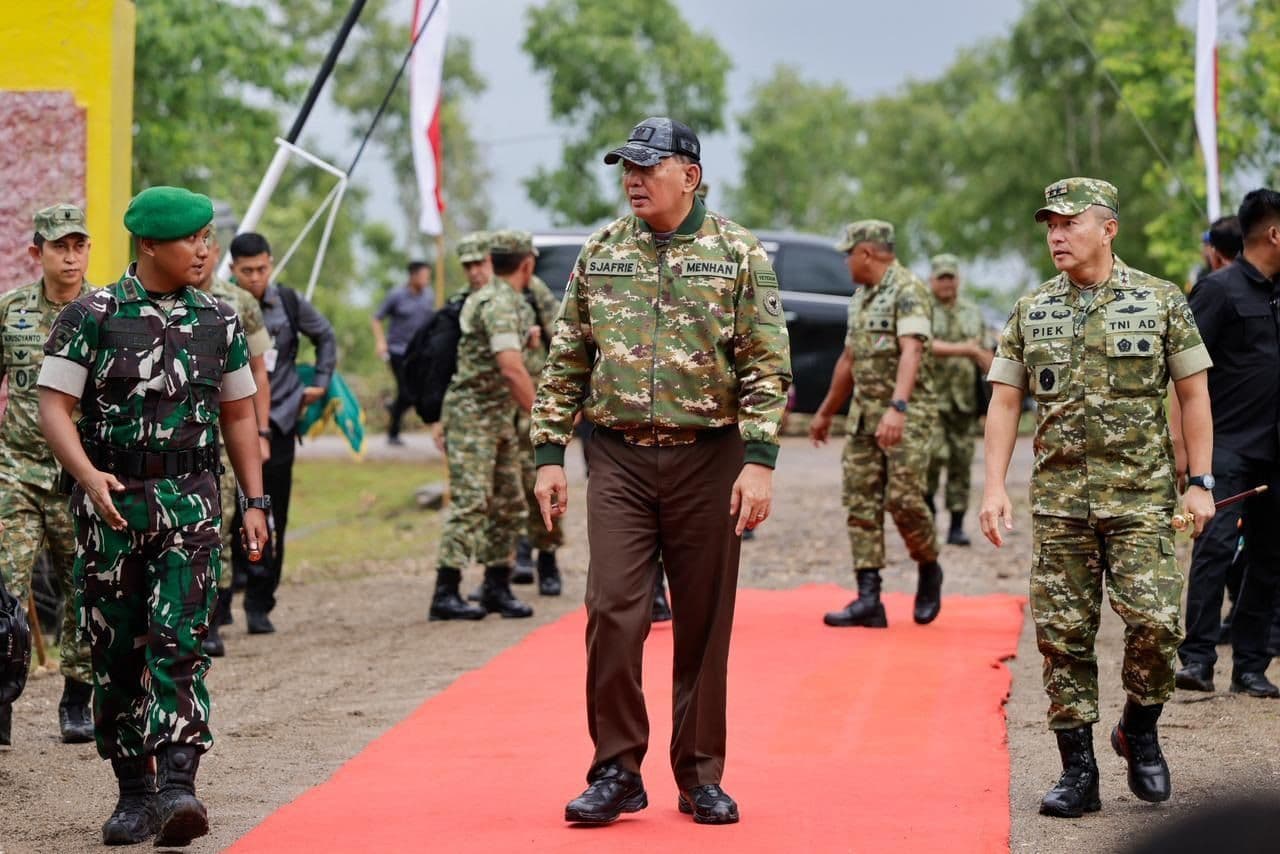 Menhan Sjafrie Tinjau Yonif TP 877/Biinmaffo, Dorong Profesionalisme dan Ketahanan Prajurit Perbatasan