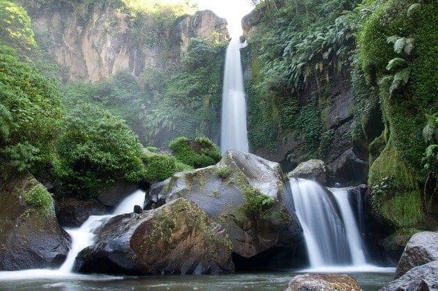 Destinasi Wisata Air Terjun Relatif Aman Dikunjungi Saat Musim Hujan 