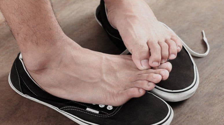 Cara Menghilangkan Bau Kaki Setelah Seharian Pakai Sepatu, Ampuh dan Mudah